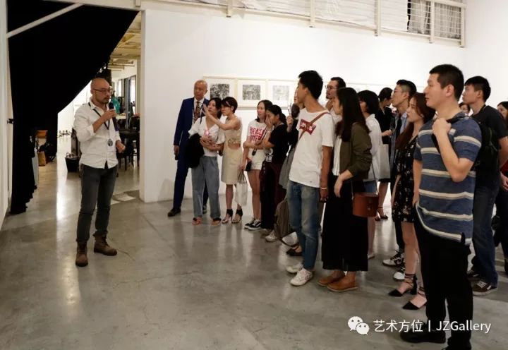 参展艺术家邓庆华现场介绍作品周丹青丨黑山系列丨纸本,综合材料丨