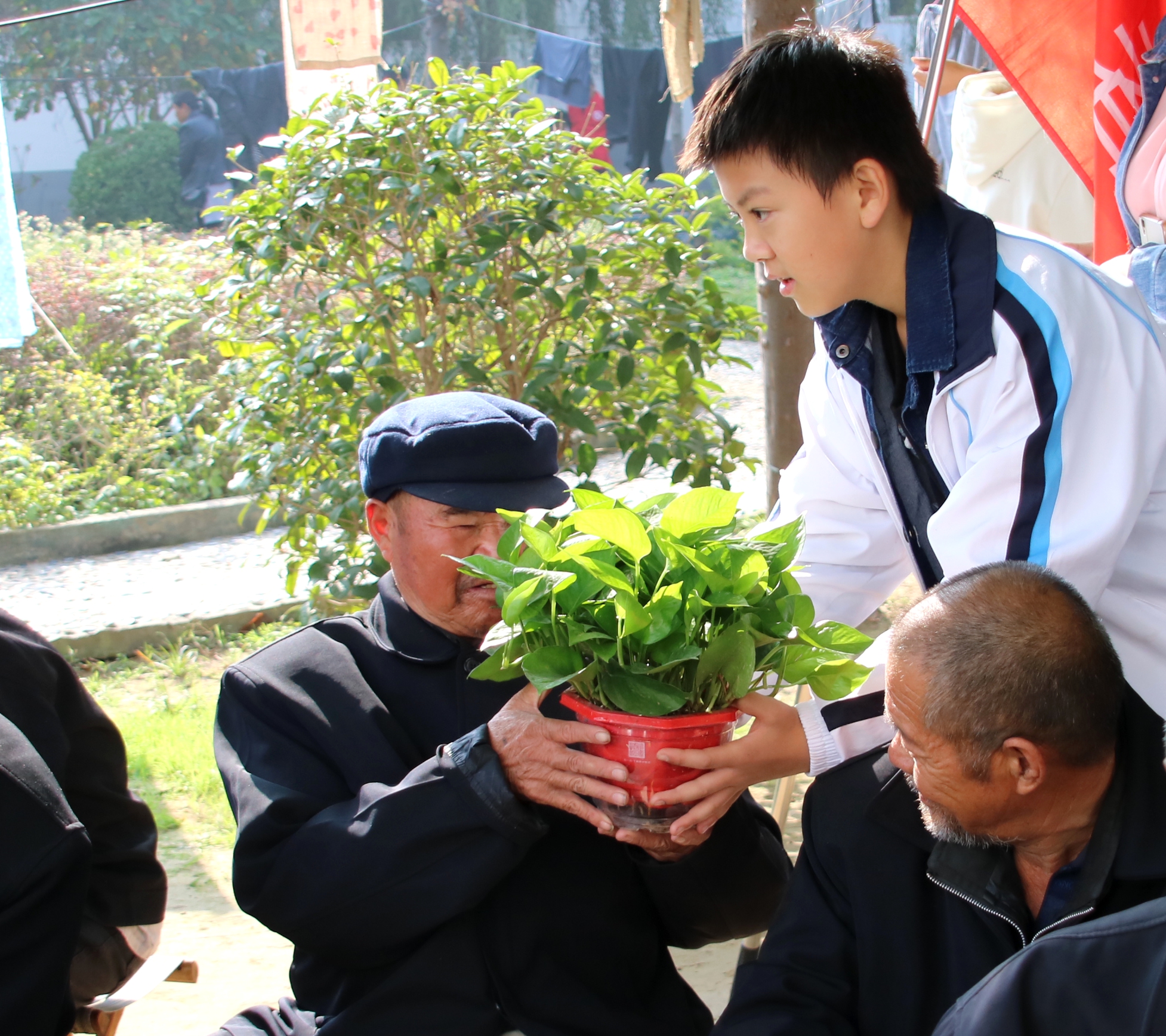 重阳走进敬老院 师生同显爱老情