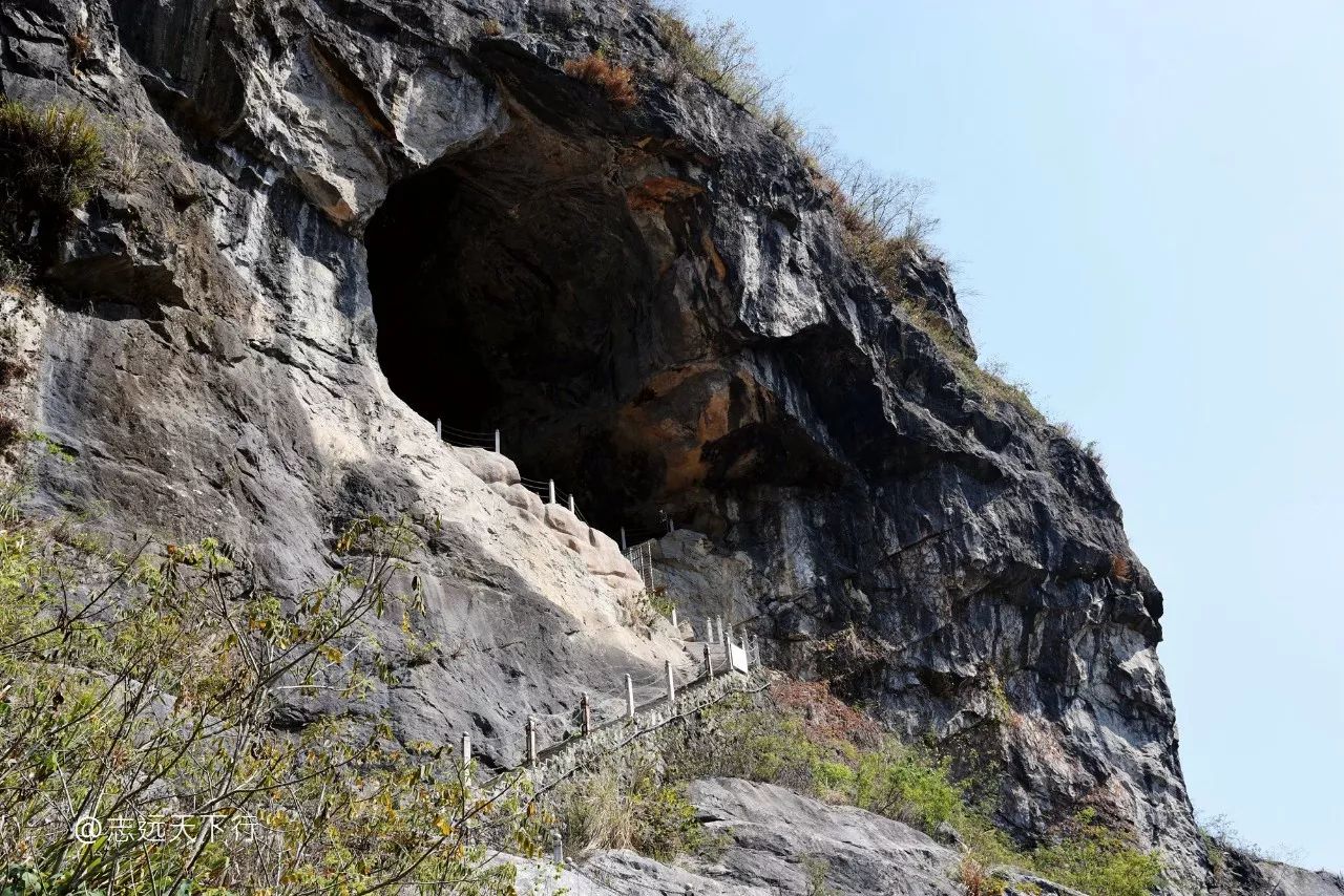 万寿岩遗址灵峰洞现场令人感兴趣的是,人们可以在洞内见到两条东西