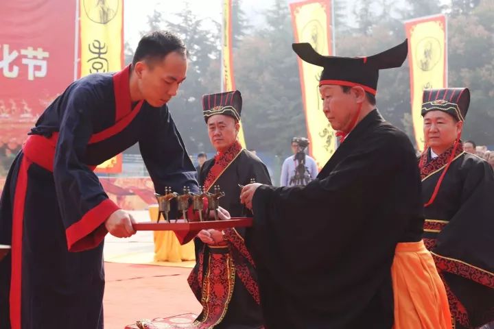 浴手洗爵,升坛,上香,跪拜…行传统祭祀礼仪,向孔子献上最崇高的礼敬