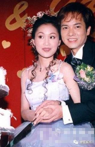 1992年,梁小冰和陈嘉辉出演电视剧《兄兄我我》时互生好感,之后迅速