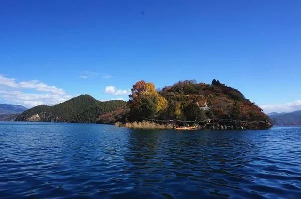 比岛和里格岛,是湖中最具观赏和游览价值的三个景点,被称为"泸沽三岛"