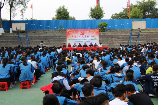 25日,广西北海沙岗边防派出所到辖区沙岗中学进行法制授课,开展法制