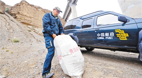 很多投递点汽车无法到达,葛军将车停在投递点附近,徒步前往.