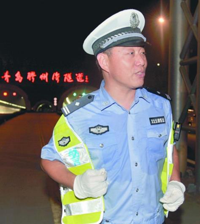 交警支队市南大队隧道中队中队长纪尚松"超人交警"连续20多天,每天10