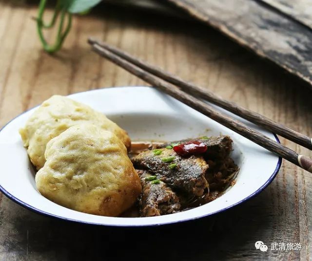 贴饽饽熬小鱼是武清小吃.以和好的玉米面和小杂鱼同锅烧,烙而成.