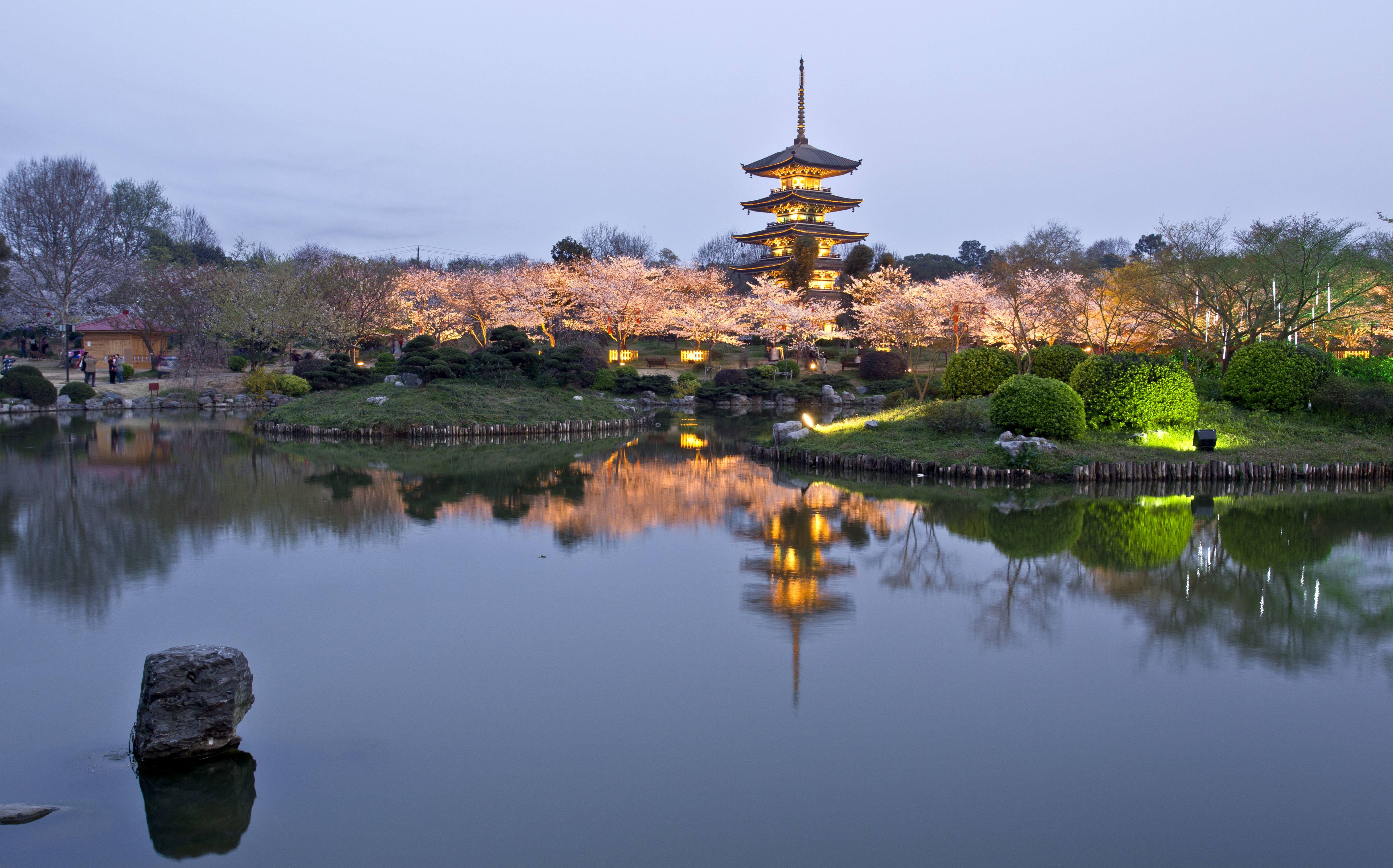 东湖生态旅游风景区面积88平方公里,由听涛区,磨山区,落雁区,吹笛区