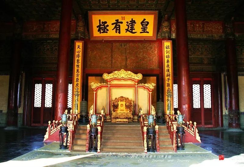 保和殿故宫三大殿(从右至左:太和殿,中和殿,保和殿)为我国宫殿建筑之