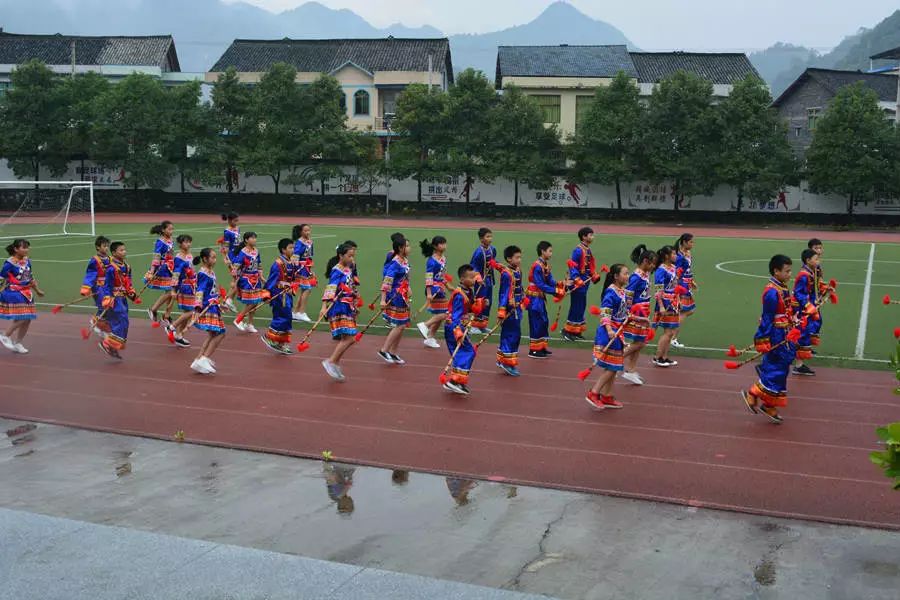 隘口镇中学的金钱杆清溪场镇中学足球训练秀三中学生石头画清溪场镇