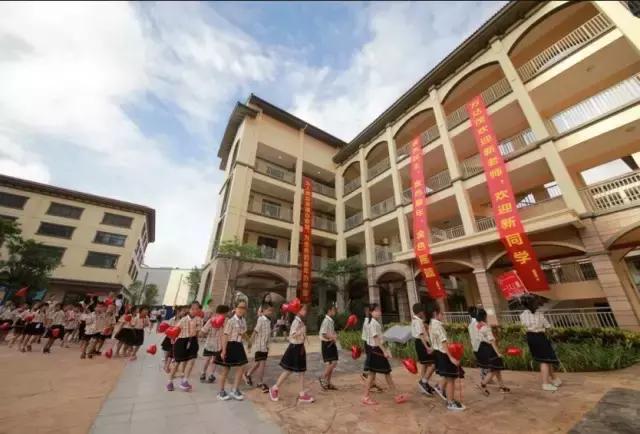 民主路小学开学满月,御峰车位盛大开盘万达茂金街盛大入伙,御峰组团超