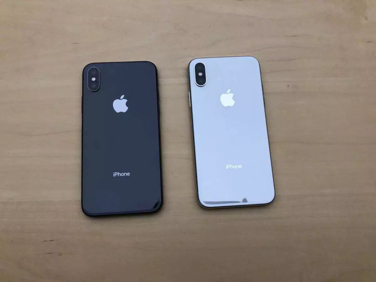 iphone x仅有两个颜色,深空灰色机身相较于银色机身来说,没那么亮眼