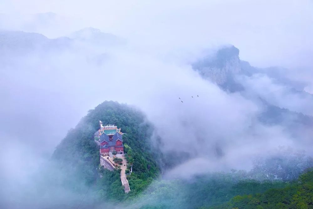 变幻莫测,群山时隐时现,让人顿感