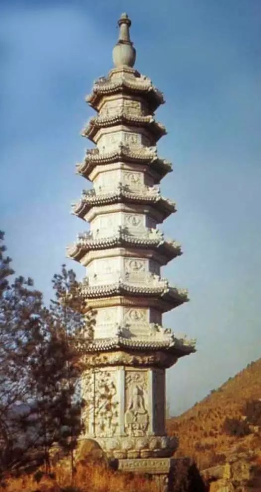 华藏寺塔上方寺玲珑塔位于北京市海淀区上方寺遗址北侧,凤凰岭景区北