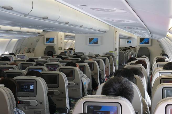 搭飞机选座位时,不少乘客偏好选窗边座位,可欣赏航程窗外风景,眺望