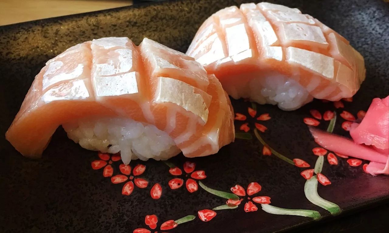 三文鱼腩寿司"夹起来时才看到小小的饭团被压在巨型的蟹棒下面.