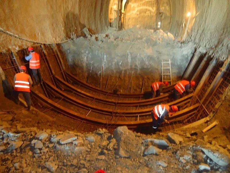 2011年10月14日a1掌子面进洞 正是由于隧道处于这样的地质条件下