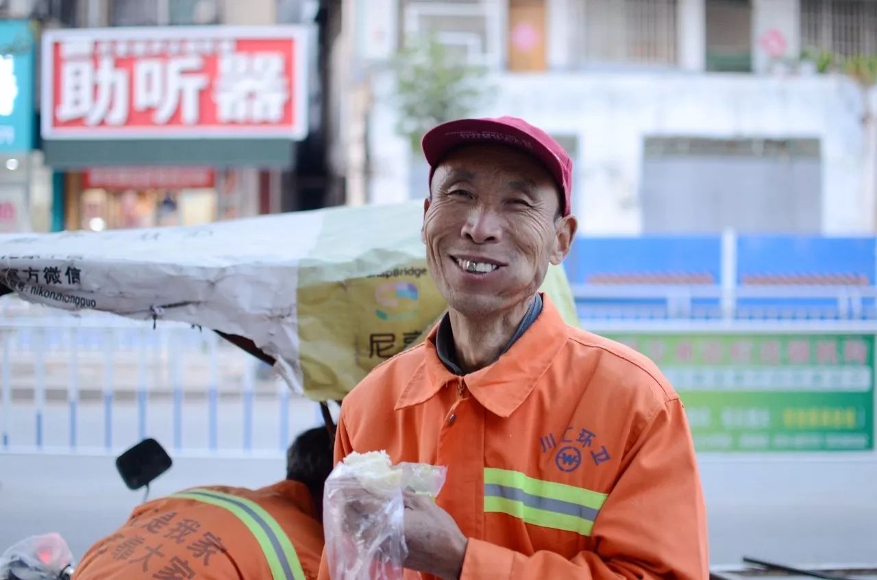 随后小乐又转了几个路口 不少过路的市民看到很多环卫工人的照片 也都