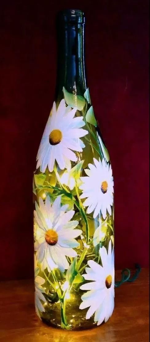 想用来做花瓶,但觉得瓶子外表太普通,一点图案都没有,利用丙烯颜料