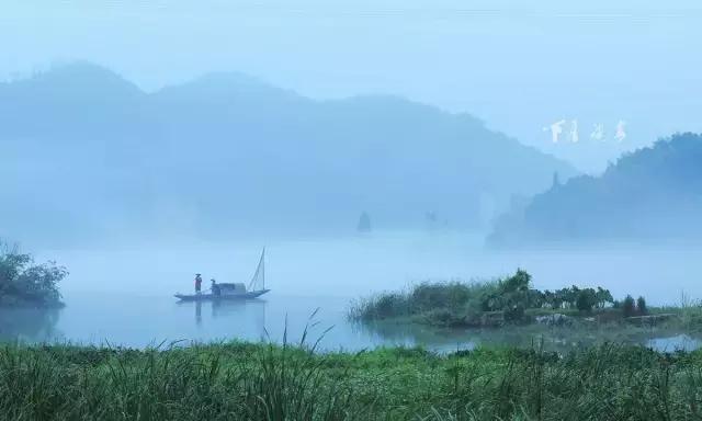 微风起,微波荡,江面上水汽氤氲,迷雾缓行,远看似云,近看如烟.