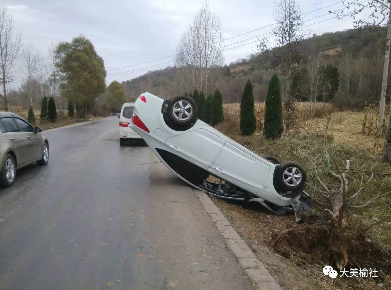 和平村附近轿车翻车!