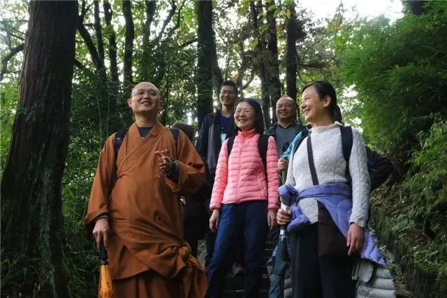 杭州灵隐寺副寺智忠法师带领相莲法师与居士志工30余人,在峨眉山佛教