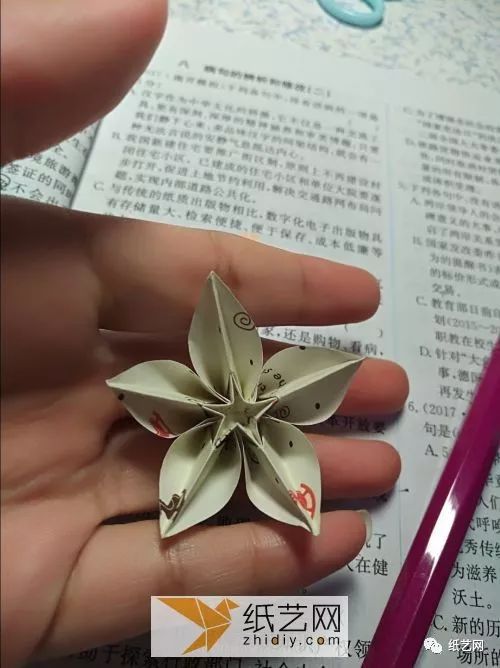 折纸杨桃花的制作,我们可以跟着这里分享了一个手工图解的教程进行折