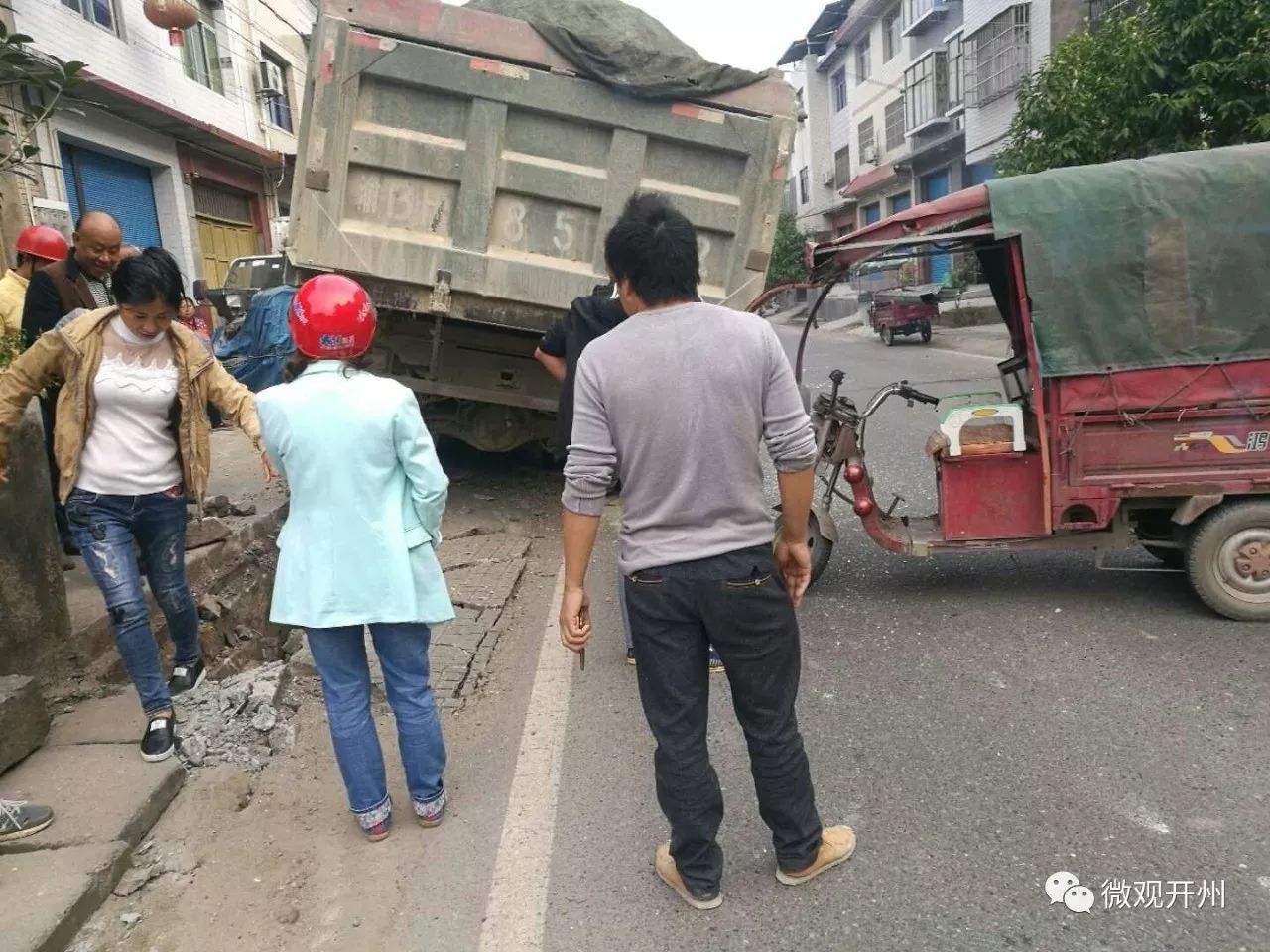 开州临江周家庙一路段发生车祸,是一大货车与三轮车发生事故,据现场