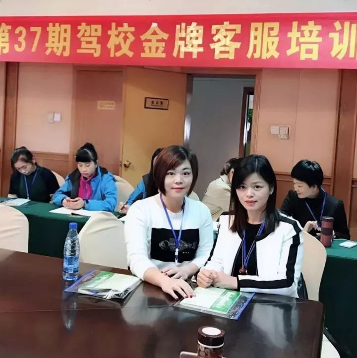 参加金牌客服班与南老师,悦老师合影