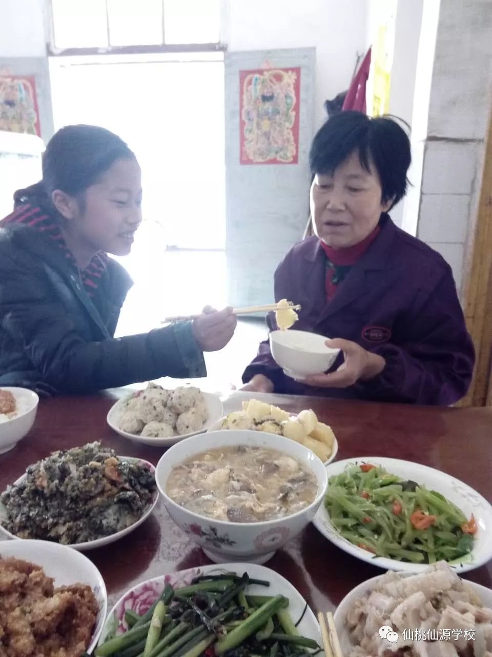 夕阳展风采孝美重阳节本部初二分校重阳节敬老爱老活动