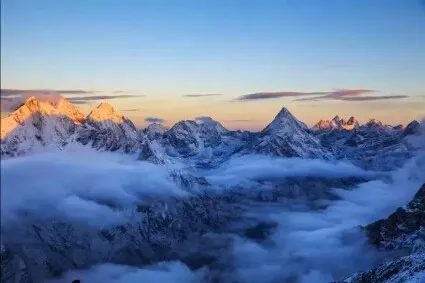 入眼的风光是两种风格,一半是金黄迷醉的,一半是圣洁巍峨的雪山.