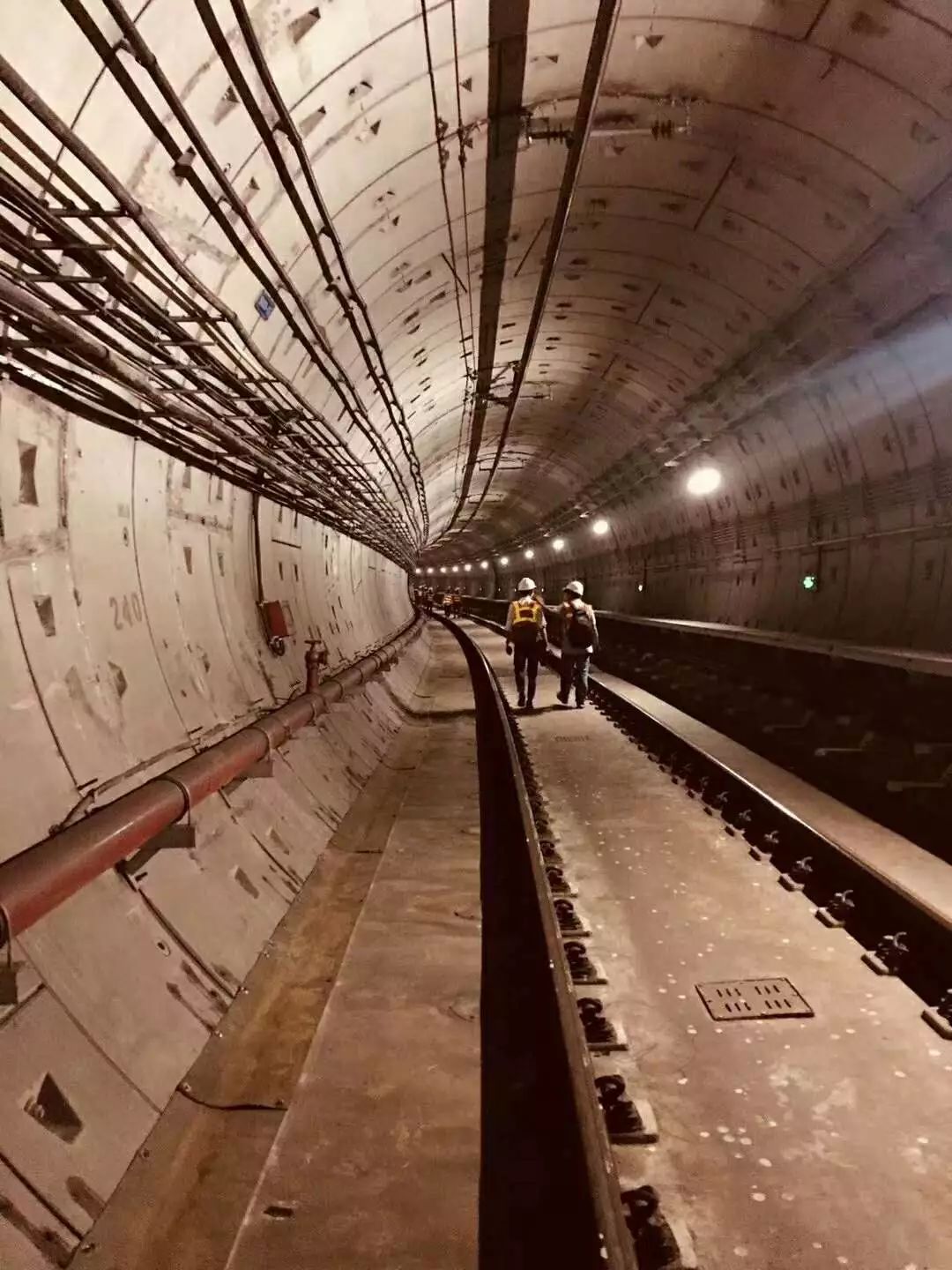 惊险 深圳一小区施工打穿地铁9号线隧道