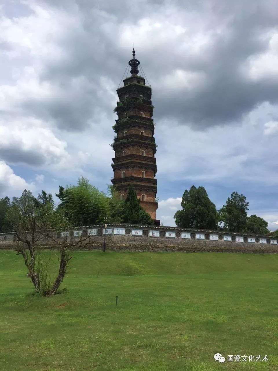 矗立在景德镇浮梁县旧城的红塔,始称西塔,是古代浮梁县的标志性建筑