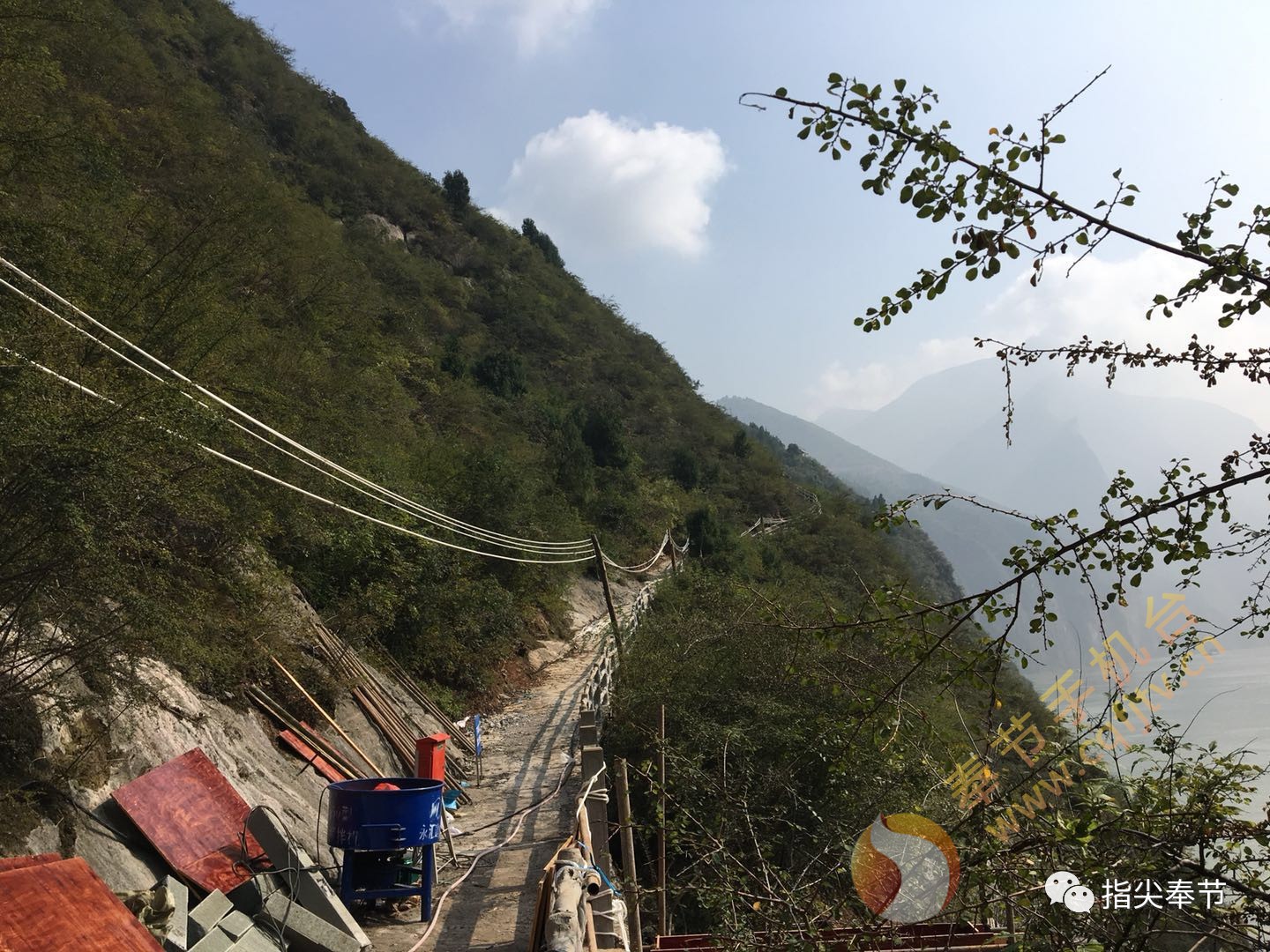 三峡之巅再添"雄关漫道" 瞿塘峡岸重修"怀古栈道"