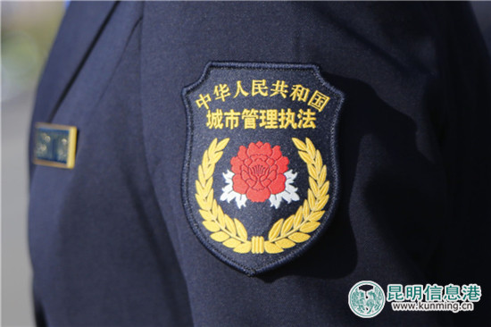 藏青制服天蓝衬衫 昆明5344名城管执法人员换新装
