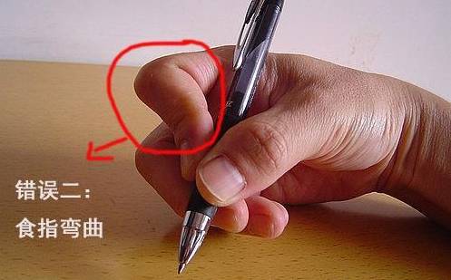 握笔姿势不对会导致手指都变形了,太用力是初学写字的通病