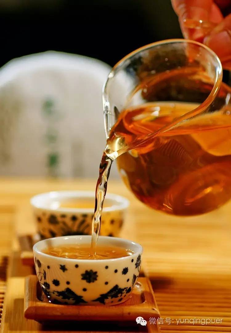 冲泡方式 1,宽壶留茶根闷泡法:对于品质较好的普洱茶采取"宽壶留根闷