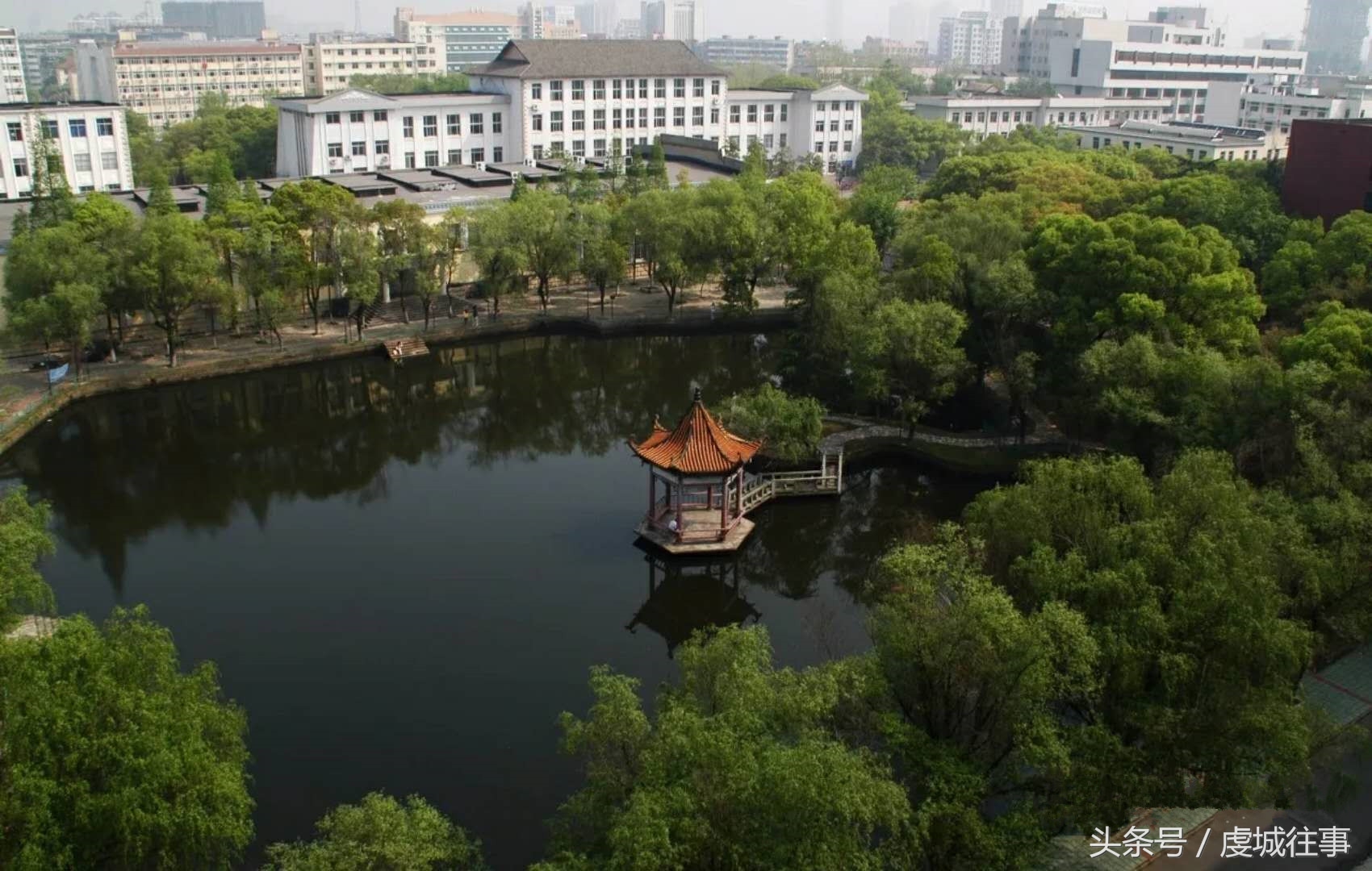 图为江西师大青山湖校区的美丽景色(图片转载自江西师范大学)