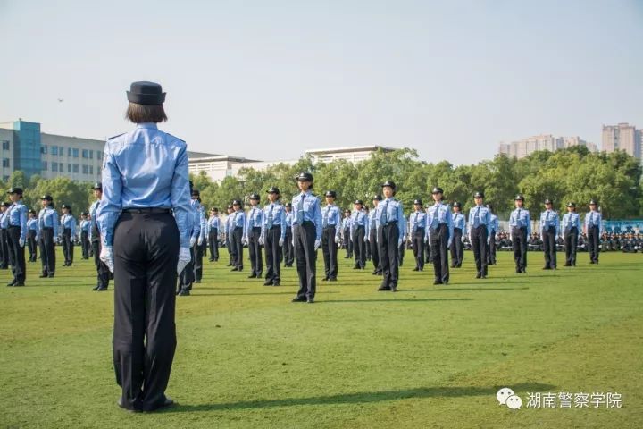 来源:湖南警察学院 id:hnjcxygw 警院有这样一群女子,她们勇敢刚毅