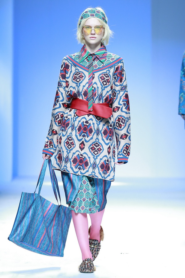 新疆民族元素和现代时尚的碰撞,让传统工艺和当代纺织服装产业对接