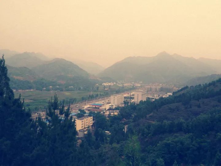 苍龙山上俯瞰山阳县城给你不一样的美