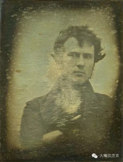 1839年,世界上第一张人像照片,图中人叫罗伯特·科尼利厄斯,是美国的