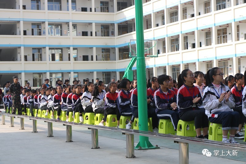 上午9点整,大新县实验中学,平日里寂静的操场一下子热闹起来,演员们的