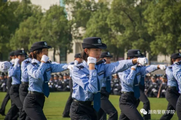 来源:湖南警察学院 id:hnjcxygw 警院有这样一群女子,她们勇敢刚毅