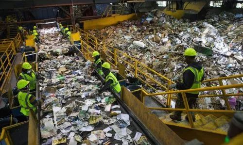 在西雅图的一家垃圾处理厂,工人们正在处理垃圾(图片来源:《西雅图