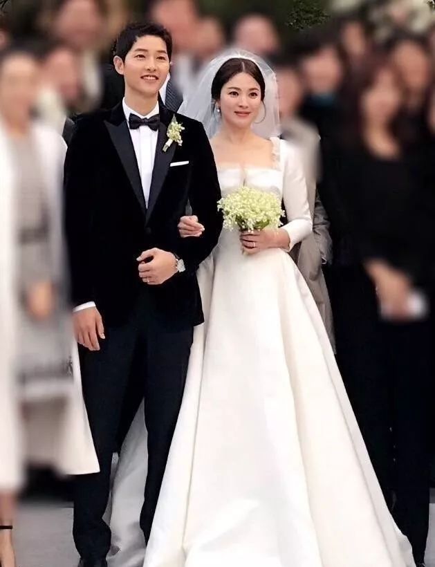 双宋世纪大婚看乔妹婚礼如何穿搭婚纱羡煞旁人