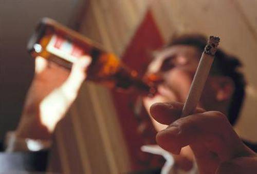 加速血液循环,而香烟中的尼古丁又极易溶于水,喝酒时吸烟会加速人体对