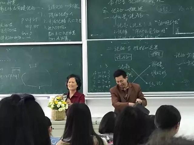 这温馨一幕发生在盐城师范学院何海芹老师退休前的 最后一堂课上.