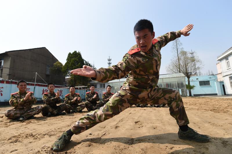 "功夫小子"入伍来到武警上海总队,一身功夫派了啥用场