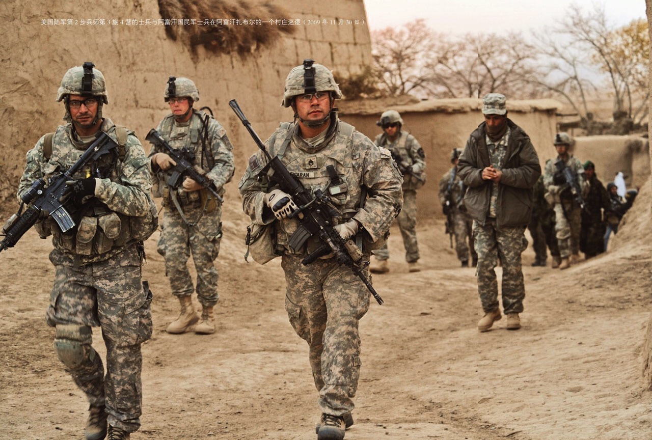 美国陆军第2步兵师第3旅4营的士兵与阿富汗国民军士兵在阿富汗扎布尔