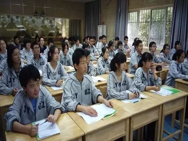 南京中学校服大pk看看有你的母校吗